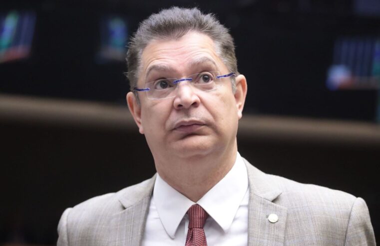 Deputado eleito não se curva a ameaças de ministro do STF, diz Sóstenes | CNN Brasil